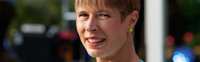 Tartu Ülikool autasustas medaliga president Kaljulaidi Eesti kõrghariduse arendamise eest