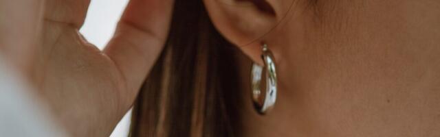 Mees röövis naiselt ehteid