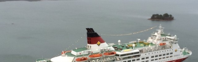 Viking Line'i laev sõitis madalikule ning reisijad ootavad evakueerimist