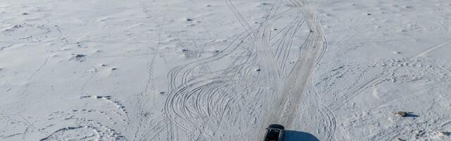 Parvlaev Tõll peab keeruliste jääolude tõttu sõitma läbi mitteametliku jäätee mandri ja Hiiumaa vahel