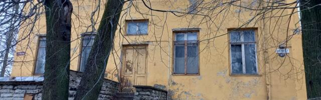 FOTOD ⟩ Tallinna kesklinna rääbakal majal on üllatav omanik