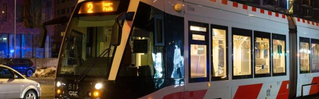 Päev liikluses_ teepiirde ääres viibinud jalakäija kaotas tasakaalu ja kukkus vastu liikuvat trammi