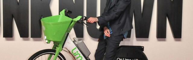 VIDEO | Mis uhke auto? Filmitäht Timothée Chalamet saabus punasele vaibale renditud jalgrattaga vändates
