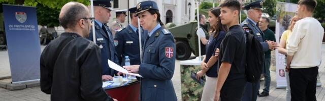 Vojska Srbije predstavila "Miloša", "hamer" i moderno naoružanje u Smederevu: Veliko interesovanje mladih za vojni poziv - sajam profesionalne orijentacije