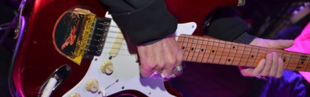 Võtab keeletuks! Politsei pidas kinni mehe, kes lõi teisele kitarriga pähe