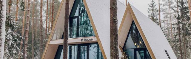 Kõr­ve­maa mat­ka- ja suu­sa­kes­ku­ses val­mi­sid  esi­me­sed ela­mus­ma­jad