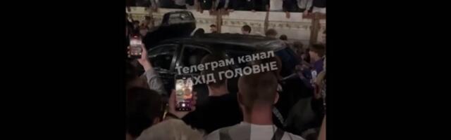 VIDEO | Ukrainas Lvivis keeras vihane rahvahulk sõjaväkke mobiliseerijate auto kummuli