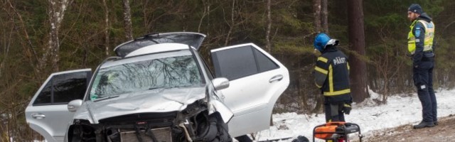 FOTOD | Saaremaal sõitis auto vastu puud, haiglasse viidi ka kaheaastane poiss
