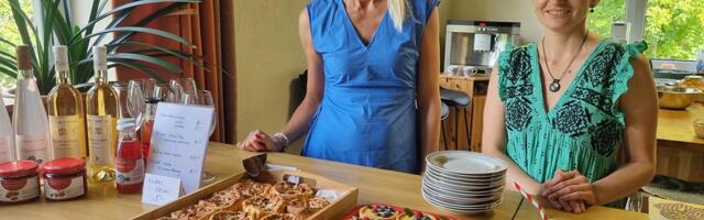 Aeg­vii­du tä­na­vu­sel esi­me­sel koh­vi­ku­te­päe­val ava­ti 9 ko­du­koh­vi­kut ja hoo­vi­müü­ki