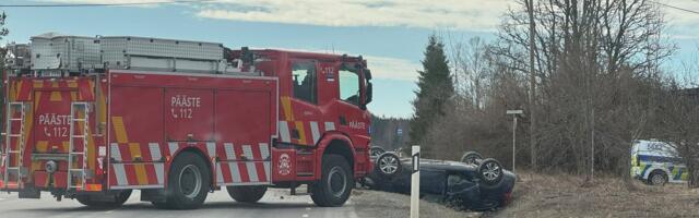 FOTO | Raplamaal lõpetas üks auto kokkupõrke järel kraavis. Juht viidi haiglasse kontrolli