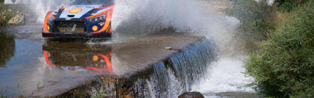 Sardiinia ralli kolmeteistkümnendal kiiruskatsel segas vihm kaarte, esikolmik koos
