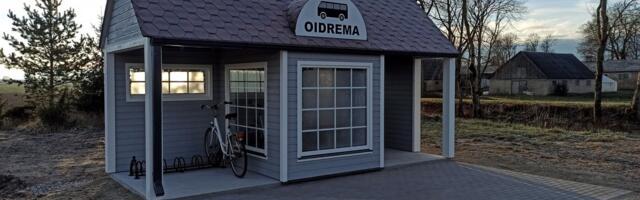 Lääneranna vald sulgeb väikekoole, aga avab lühtriga bussiootepaviljoni