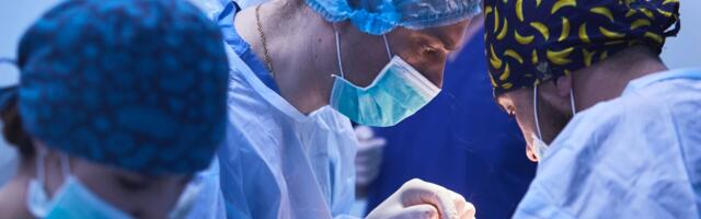 Uuenduslik operatsioon: vähi tõttu osaliselt ülalõulauu kaotanud patsiendile paigaldati Eestis esmakordselt 3D-prinditud implantaat 