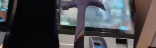 VIDEO: mees peksab Soomes vasaraga mänguautomaate puruks