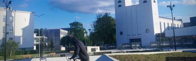 Arvo Pärdi muusikamaja ees kuumab Rakveres selgusetus: kas seal on ruumi trikirattureile või mitte