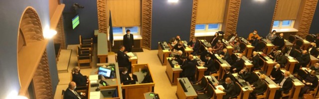 Piinlikud minutid: Imre Sooäär huligaanitses E V  Riigikogu saalis, küsides, kas talle kutsutakse politsei, kui ta ei lõpeta UU