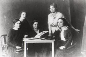 Hädad haritud naiste maal