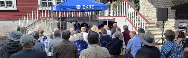 JÄRELVAADATAV: arvamusfestivali ajal sai Paides Treegeri kohviku õuel kuulata EKRE poliitikuid