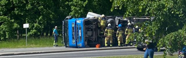FOTO | Pirital sõitis metallikoormaga veok kraavi, liiklus on häiritud