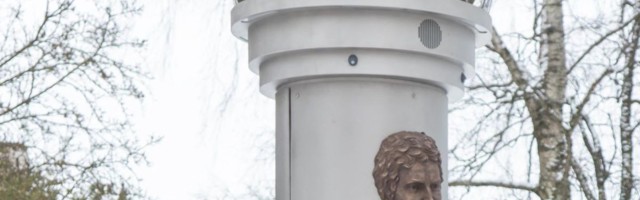 Reporter: Jaak Joala skulptuur saabus Viljandisse