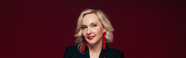 Julia Jolkin: digilusikas suus, silmaklapid peas