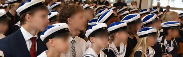 FOTO | Prantsuse lütseumi aktusel istusid 1. klassi lapsed abiturientidel süles. Direktor_ mõistan, et see oli vale otsus