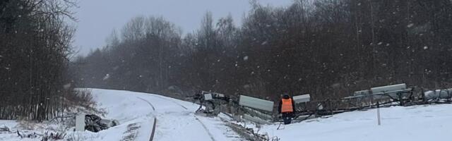 FOTOD | Tallinna ja Viimsi valla piiril kukkus mobiilimast raudteele