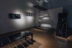 Klaasinäitus kolmes vaatuses