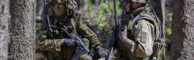 В Финляндии перевернулся гусеничный грузовик: пострадали 23 солдата-срочника