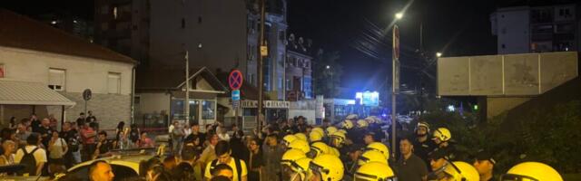 Tenzije noćas u Nišu: Sukob građana i policije, gradonačelnik izašao iz SNS prostorija