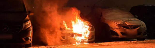 Helsingis süütas uusaasta rakett auto