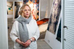 Pealelend – Kai Lobjakas, Disaini- ja tarbekunstimuuseumi  direktor, näituse „Rääkiv linnaruum. Graafiline disain ja tüpograafia  Tallinna linnaruumis“ üks ellukutsuja.