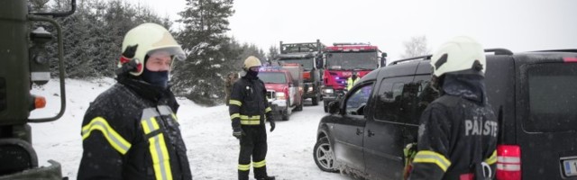 FOTOD | Tartumaal põrkas sõiduauto kokku vastutuleva kaitseväe kolonniga, 33-aastane mees hukkus