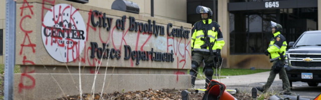 USA-s musta mehe tapnud ja järjekordsed rahutused tekitanud politseinik ajas segi taseri ja püstoli