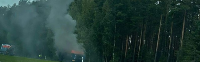 LUGEJA FOTO | Tallinna-Narva maantee ääres põleb raskeveok