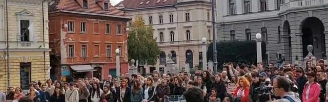 VIDEO: I građani Ljubljane sa 16 minuta tišine odali poštu stradalima u padu nadstrešnice u Novom Sadu
