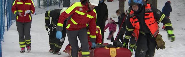 Reporter: Kuidas päästa elule suusamäel viga saanud lumelaudur? Stiilinäide Nõmme lumepargi perepäevalt