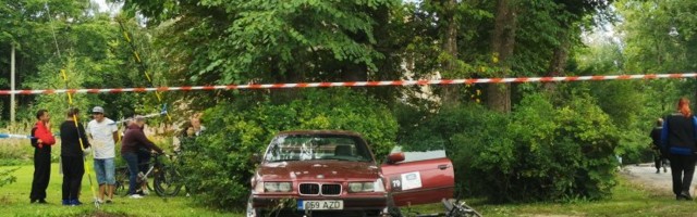 FOTOD | Kohila rahvasprindil sõitis auto publikusse, viga said kaks last, kes seisid keelatud alas