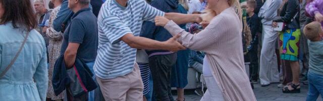 FOTOD | Publik keerutas jalga! Kuressaare merepäevadele pani vahva punkti Regati ja Quressi esinemine