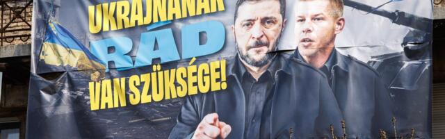 Ungari valitsuse toetajad riputavad opositsiooniliidrile Péter Magyarile Ukraina lipu külge