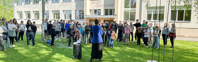 Kanepis avati kunstnik Anu Põdra mälestuskiik