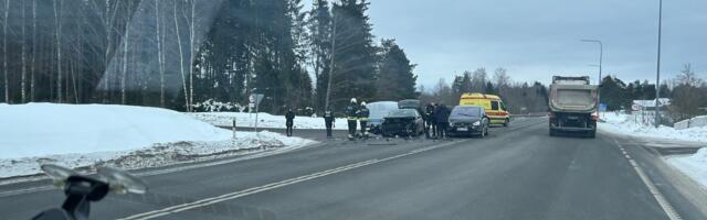 FOTO | Rakvere kandis põrkas kokku kaks autot. Üks inimene viidi haiglasse kontrolli