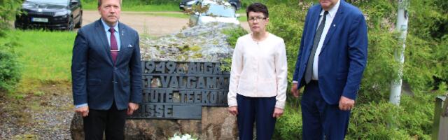 Otepää vallavolikogu esimees ja vallavanem asetasid pärja Keeni raudteejaama küüditamise ohvrite mälestuskivile