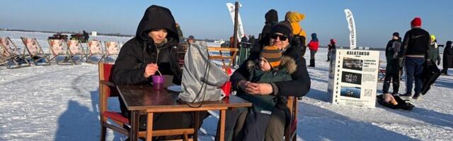 Fotod: Pärnu lahe jääl avati taas kohvik