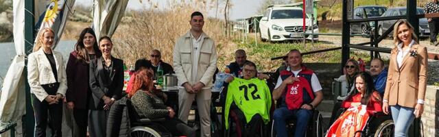 HUMANOST JE UTAKMICA U KOJOJ SVI POBEĐUJEMO: Fondacija Mozzart i Ivan Guteša uručili donaciju udruženju „Parakvad” u Vršcu