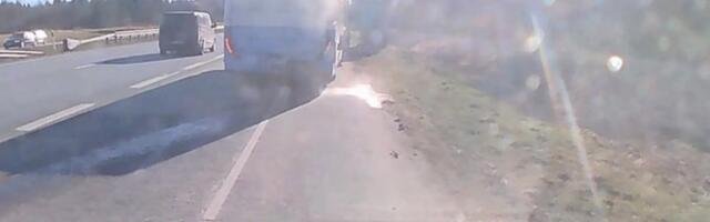 VIDEO | Tallinna–Narva maanteel sõitis auto otsa reisijateta bussile, kiirabi viis kaks juhti haiglasse