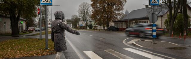 Lugeja mõte: jalakäijad võiksid enne teele astumist käega viibata