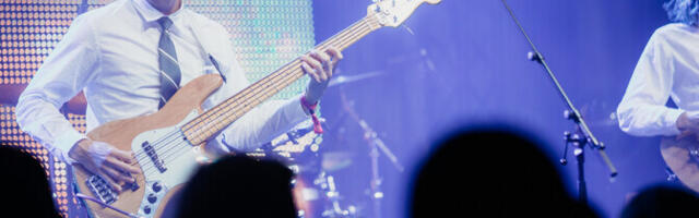 Unistuste bändis mängib bassi Meelik Samel