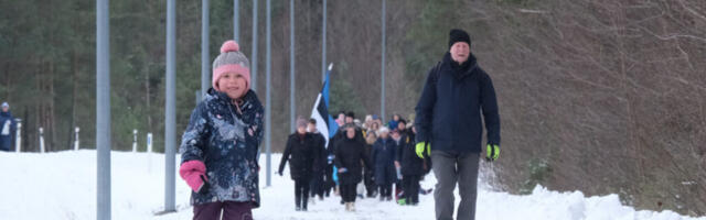 GALERII | Lipumatk Reigi pastoraadi juurde ja hümni laulmine
