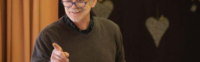 Tõnu Oja pärjati Lutsu preemiaga. „Ma ei ole naljamees, aga puänt peab olema!“